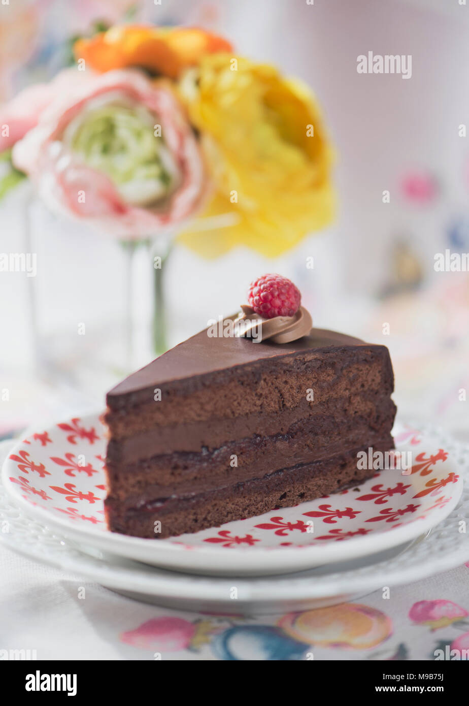 La morte per torta al cioccolato con fiori in fondo. Foto Stock
