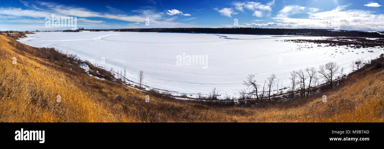 New Scenic 5 posti ampia panoramica vista del paesaggio nevoso Glenmore congelati serbatoio, praterie naturali prati e montagne rocciose colline pedemontane Calgary Alberta Canada Foto Stock