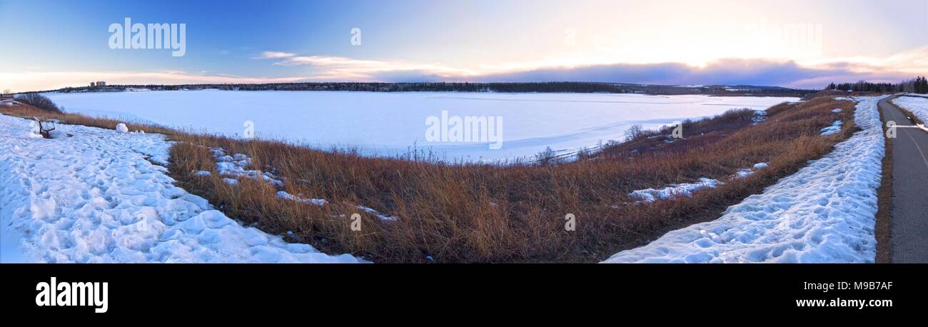 New Scenic 5 posti ampio paesaggio panoramico vista di congelati nevoso Glenmore serbatoio, gomito del fiume e Montagne Rocciose colline a sud-ovest di Calgary Alberta Canada Foto Stock