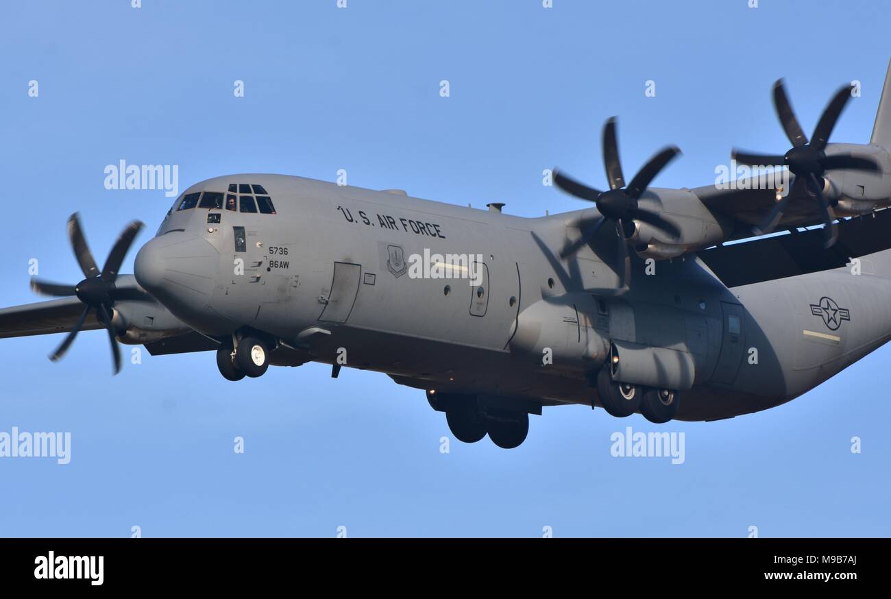 Un U.S. Air Force C-130 Hercules piano di carico azionato dal 86º Airlift Wing fuori di Ramstein Air Base, Germania. Foto Stock