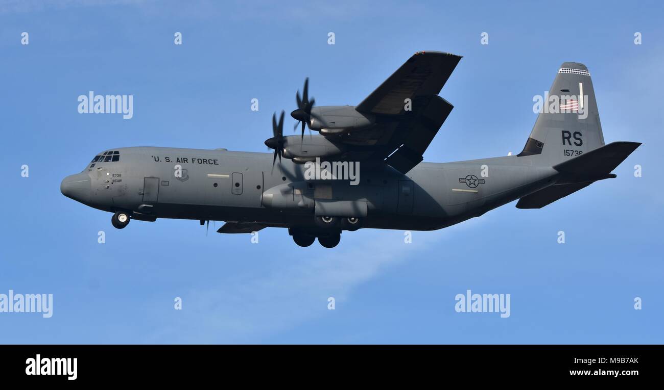 Un U.S. Air Force C-130 Hercules piano di carico azionato dal 86º Airlift Wing fuori di Ramstein Air Base, Germania. Foto Stock