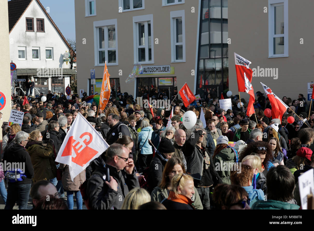 Manifestanti marzo con striscioni e bandiere attraverso Kandel. Circa 2.000 anti-fascisti di diversi partiti politici e le organizzazioni hanno marciato attraverso la città di Kandel, per mostrare la loro opposizione a marzo da destra AfD partito che stava prendendo parte allo stesso tempo e in cui è usato il ricordo dell'assassinio di una ragazza alla fine dello scorso anno da un richiedente asilo, come pretesto per una destra razzista e di protesta. La protesta ha partecipato il ministro della Renania Palatinato?Presidente Malu Dreyer e politici di tutti i partiti democratici. (Foto di Michael Debets/Pacific Stampa) Foto Stock