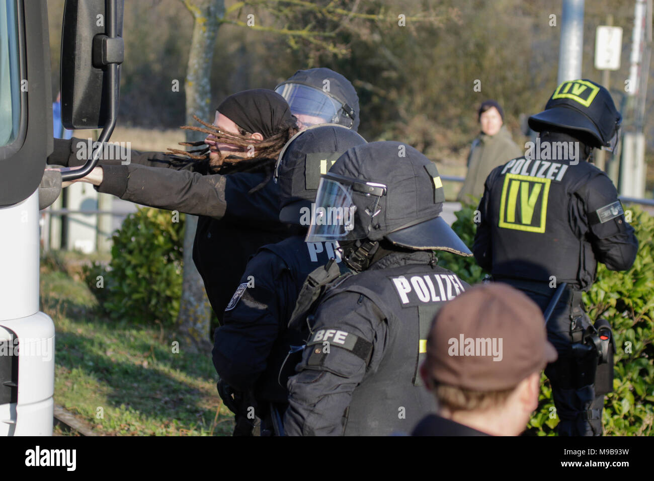 Gli ufficiali di polizia cerca protester. Circa 2.000 anti-fascisti di diversi partiti politici e le organizzazioni hanno marciato attraverso la città di Kandel, per mostrare la loro opposizione a marzo da destra AfD partito che stava prendendo parte allo stesso tempo e in cui è usato il ricordo dell'assassinio di una ragazza alla fine dello scorso anno da un richiedente asilo, come pretesto per una destra razzista e di protesta. La protesta ha partecipato il ministro della Renania Palatinato?Presidente Malu Dreyer e politici di tutti i partiti democratici. (Foto di Michael Debets/Pacific Stampa) Foto Stock