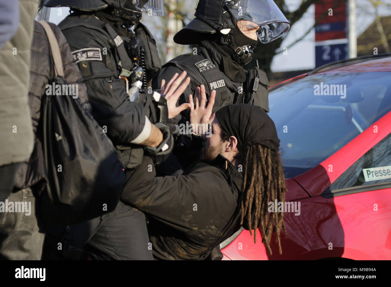 Gli ufficiali di polizia trascinato un manifestante lontano. Circa 2.000 anti-fascisti di diversi partiti politici e le organizzazioni hanno marciato attraverso la città di Kandel, per mostrare la loro opposizione a marzo da destra AfD partito che stava prendendo parte allo stesso tempo e in cui è usato il ricordo dell'assassinio di una ragazza alla fine dello scorso anno da un richiedente asilo, come pretesto per una destra razzista e di protesta. La protesta ha partecipato il ministro della Renania Palatinato?Presidente Malu Dreyer e politici di tutti i partiti democratici. (Foto di Michael Debets/Pacific Stampa) Foto Stock