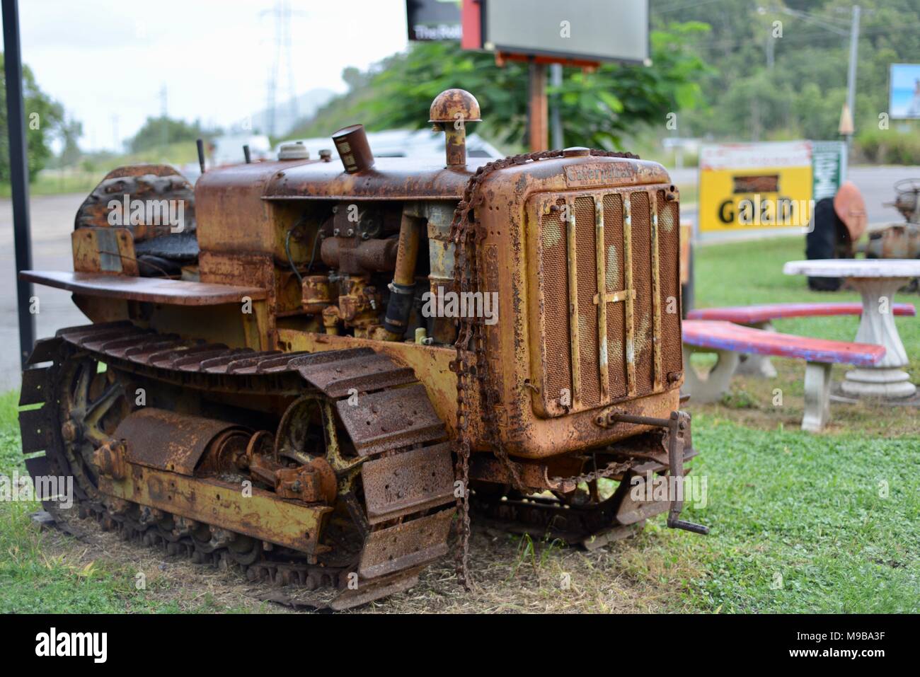 Vecchio trattore con serbatoio tracksRollingstone Hotel e pub locale, vicino a Townsville, Queensland, Australia Foto Stock