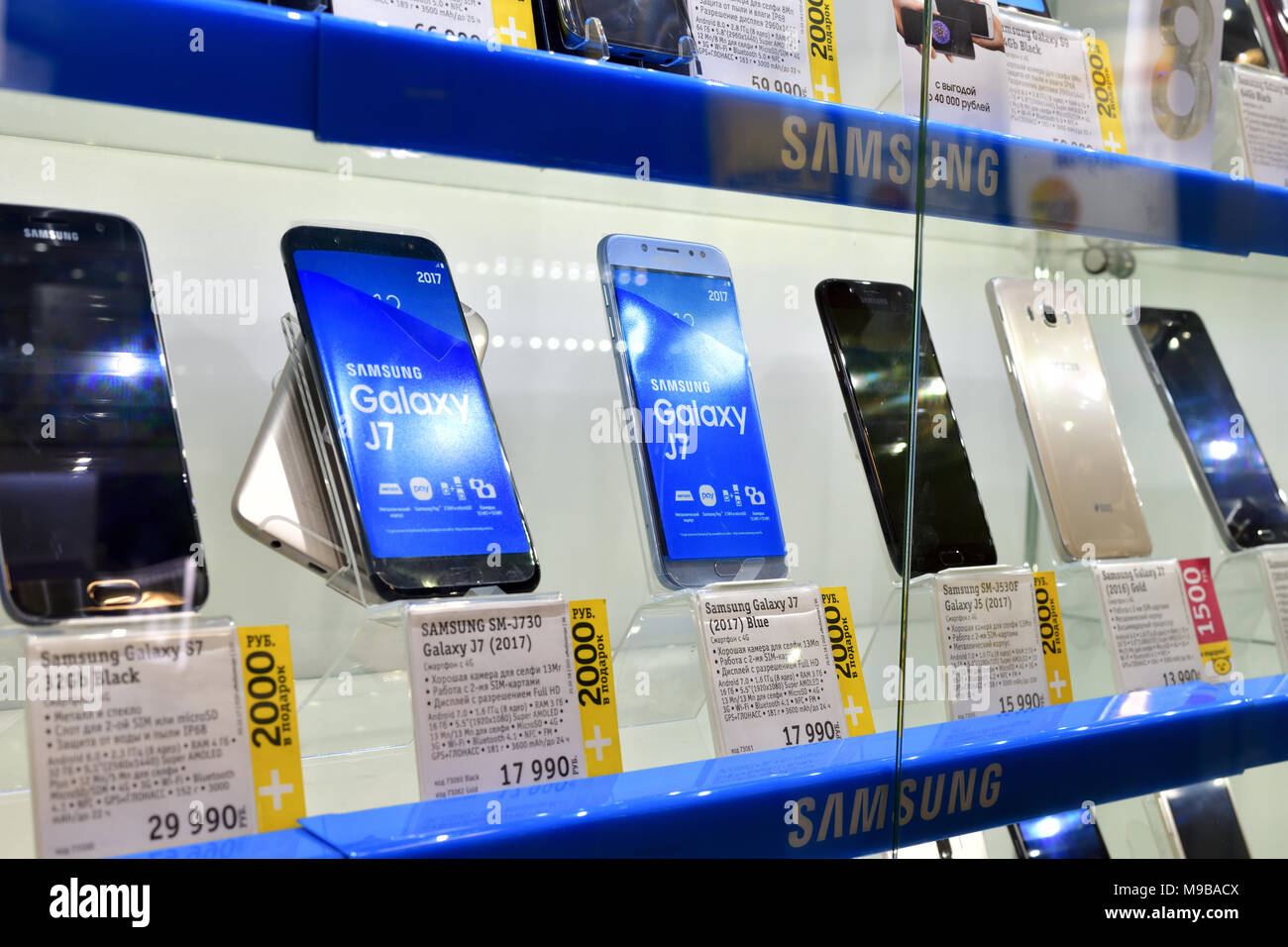 Vetrina di acquisti con i prodotti Samsung Galaxy compresi i più recenti  telefoni cellulari Samsung serie A. Sabato, 8 maggio 2021, a Dublino,  Irlanda. (Foto di Artur Widak/NurPhoto Foto stock - Alamy