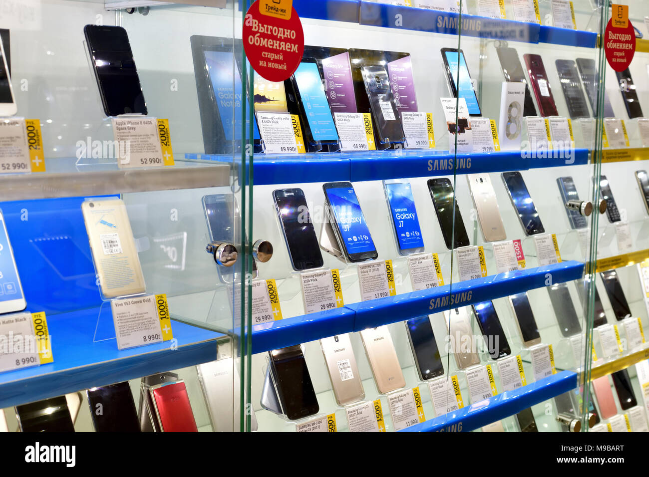 Mosca, Russia - marzo 17. 2018. Vetrina con vari telefoni cellulari in negozio in commercio Foto Stock
