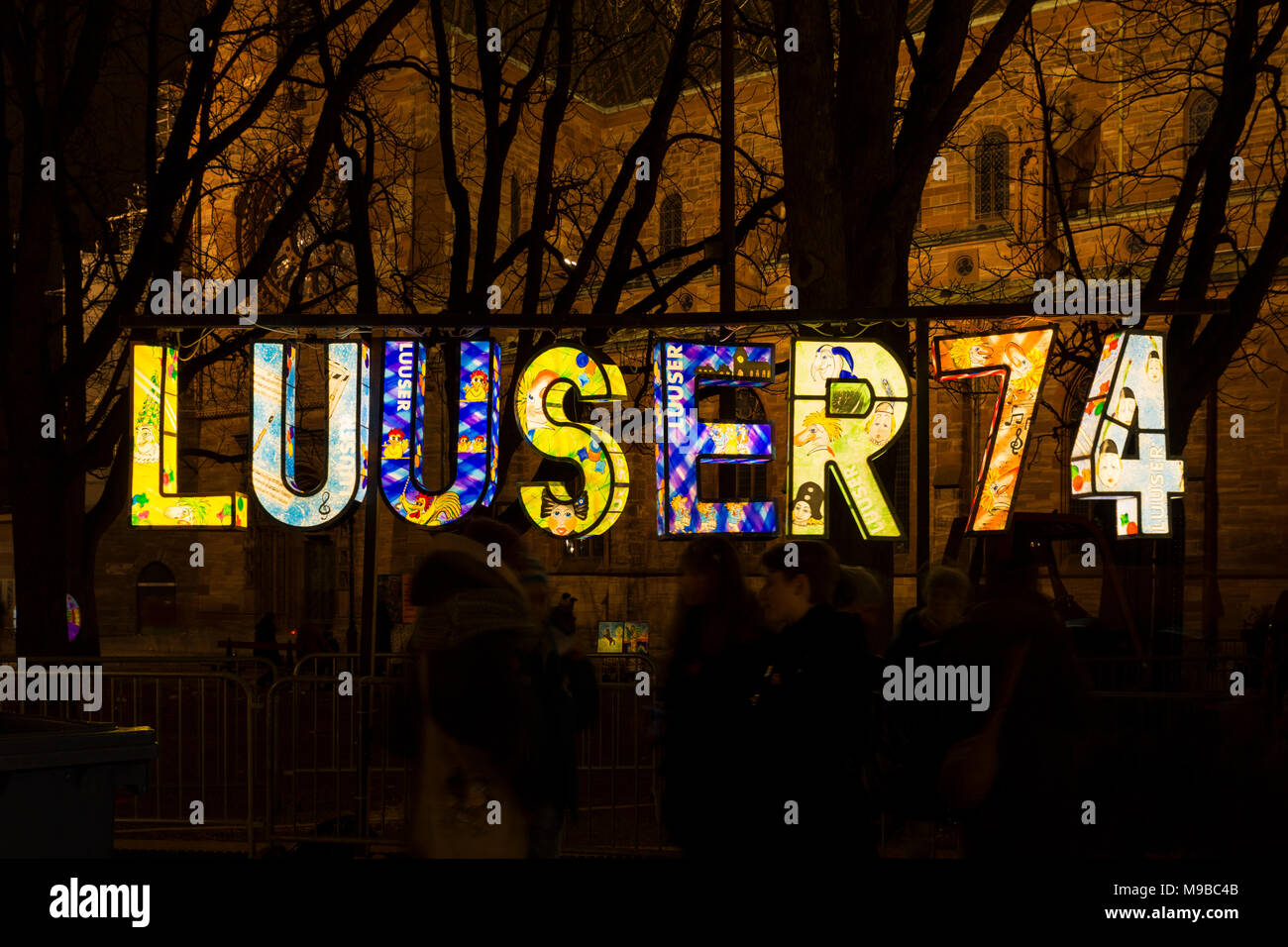 Muensterplatz, Basilea, Svizzera - Febbraio 20th, 2018. Il Carnevale di Basilea. Una lanterna speciale di un gruppo di carnevale chiamato luuser Foto Stock