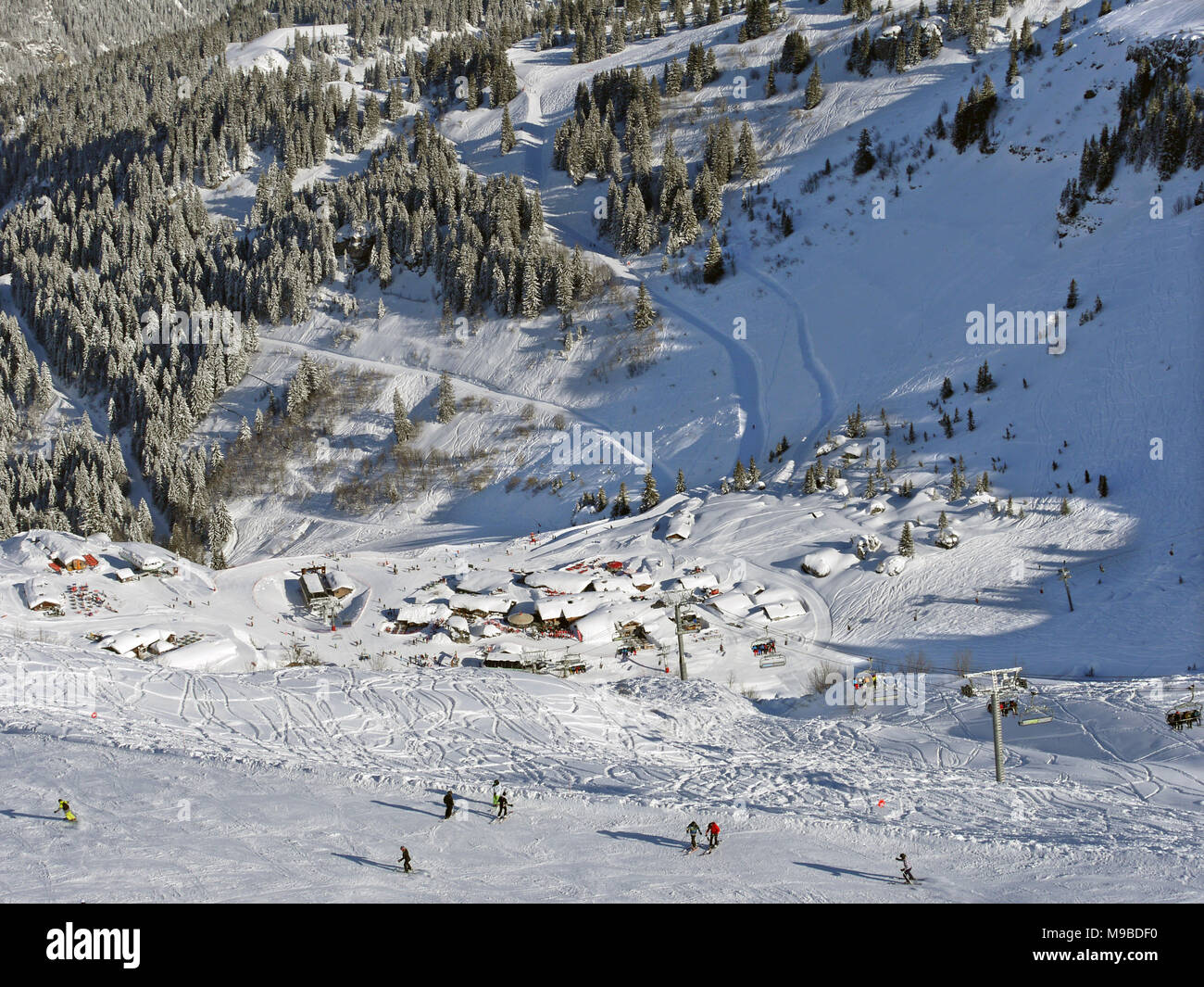La trafficata località sciistica di Chatel in Portes du Soleil area della Francia, ristoranti a Pre La Joux Foto Stock