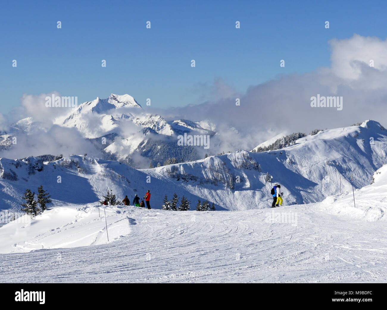 La trafficata località sciistica di Chatel in Portes du Soleil area della Francia Foto Stock