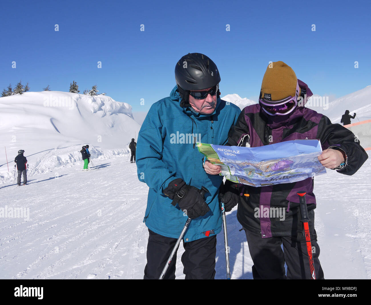 La trafficata località sciistica di Chatel in Portes du Soleil area della Francia Foto Stock