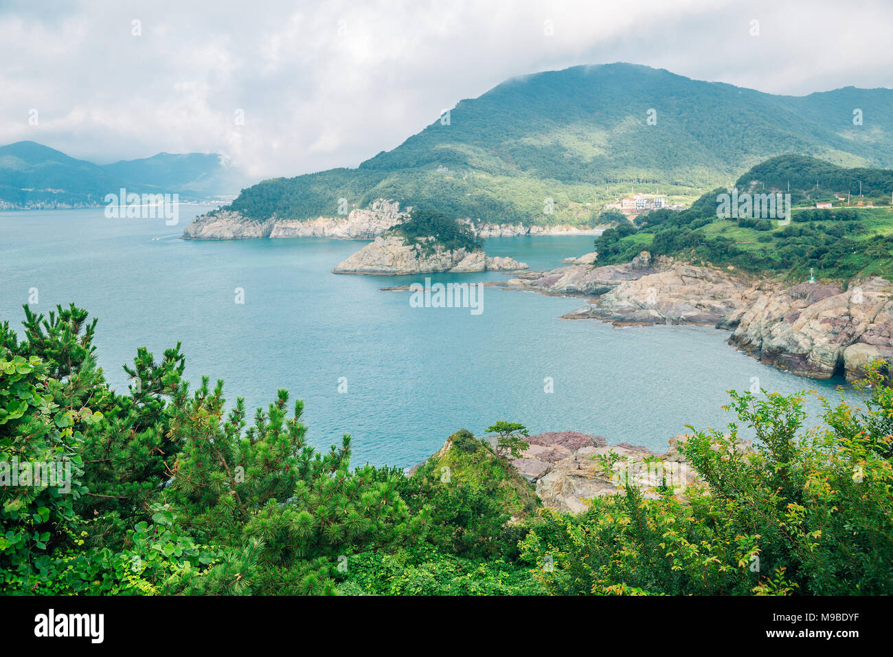 Mare e Vista Isola Sinseondae dalla piattaforma di osservazione in Geoje, Corea Foto Stock