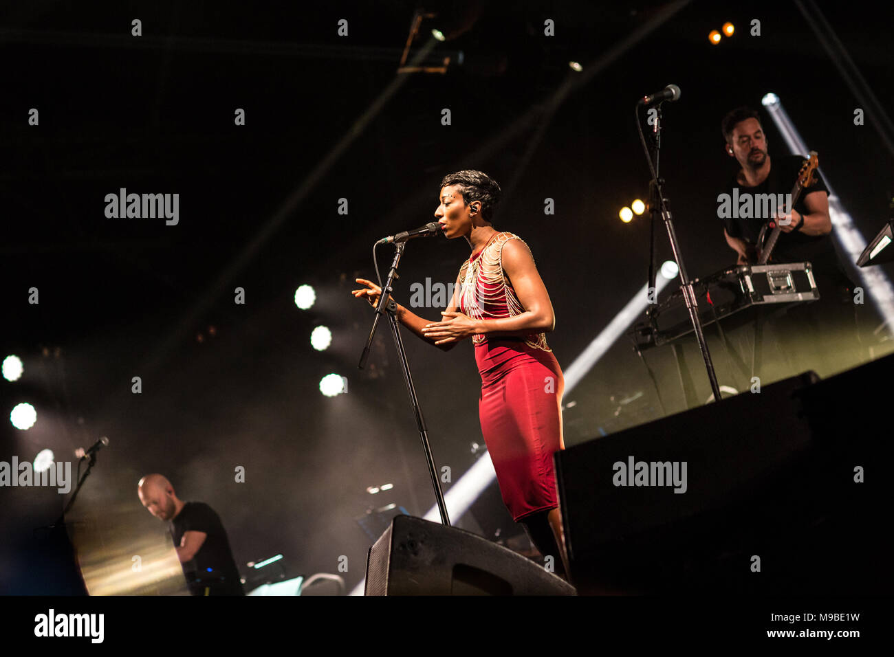 Londra, UK, 28 novembre 2014, Szjerdene canta al concerto finale di 'nord frontiere' album tour presso l'Hotel Alexandra Palace. Mariusz Goslicki/Alamy Foto Stock