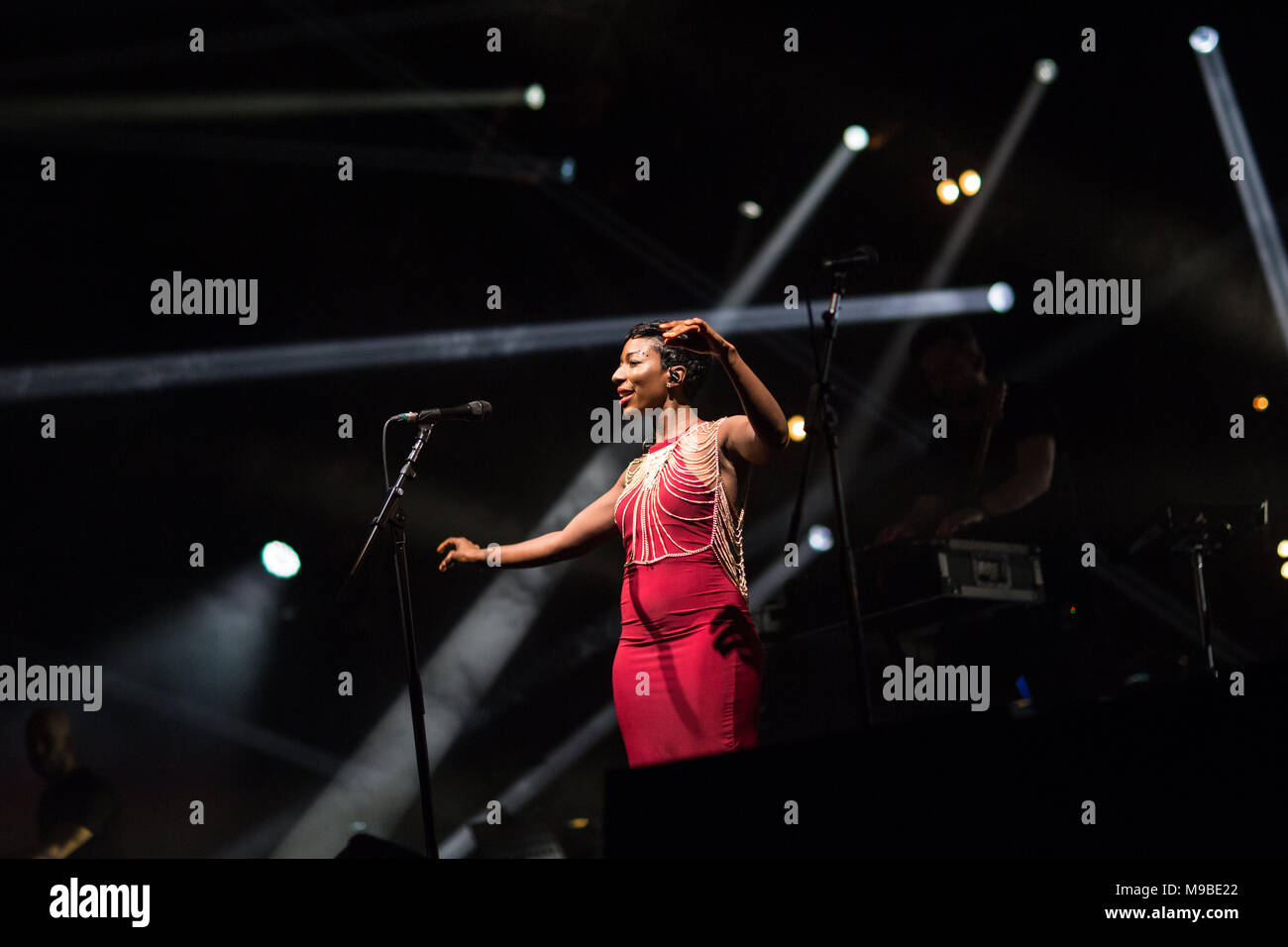 Londra, UK, 28 novembre 2014, Szjerdene canta al concerto finale di 'nord frontiere' album tour presso l'Hotel Alexandra Palace. Mariusz Goslicki/Alamy Foto Stock