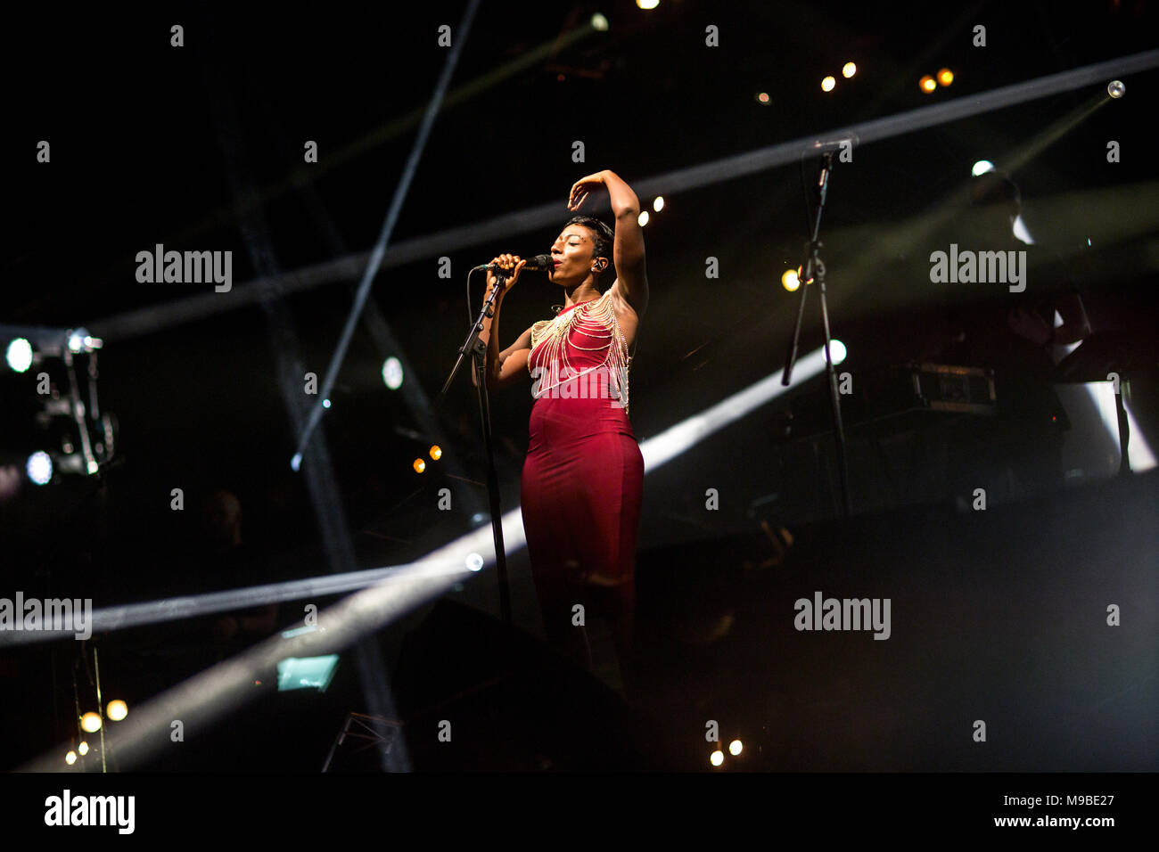 Londra, UK, 28 novembre 2014, Szjerdene canta al concerto finale di 'nord frontiere' album tour presso l'Hotel Alexandra Palace. Mariusz Goslicki/Alamy Foto Stock