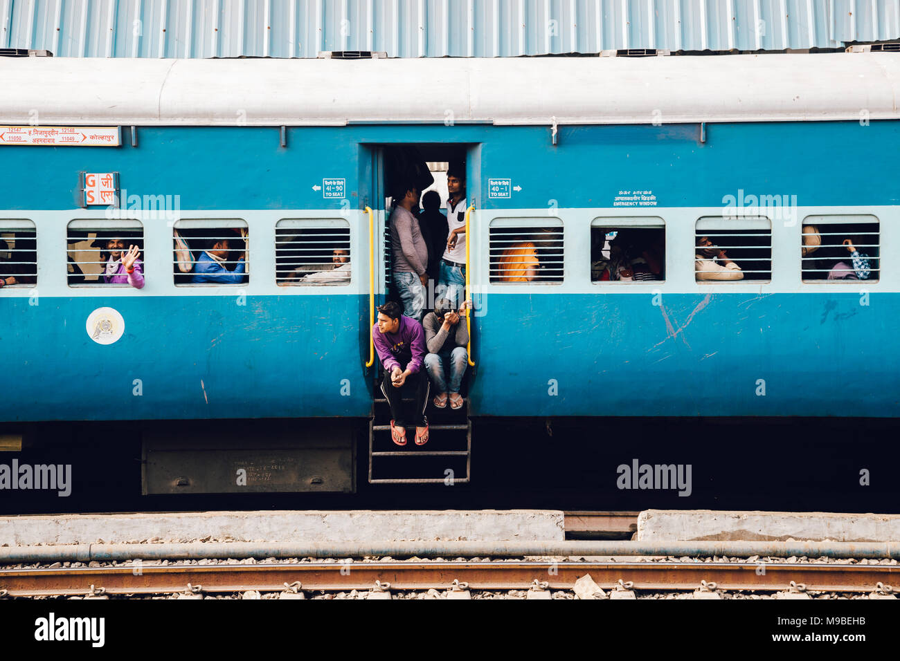 Gwalior, India - 15 Novembre 2017 : i passeggeri in Indian convoglio ferroviario Foto Stock
