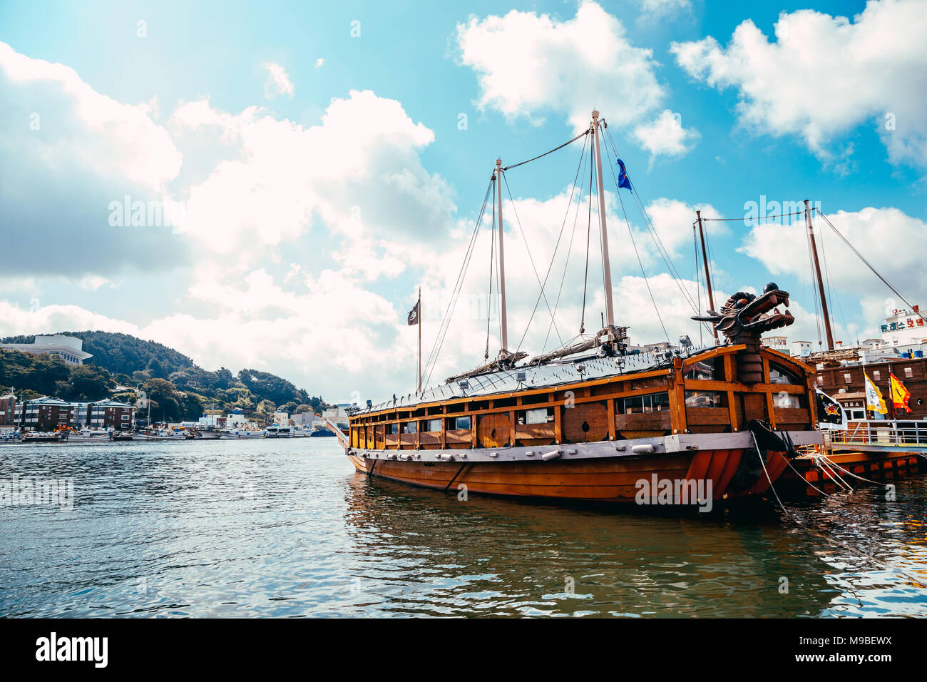 Tongyeong, Corea - Agosto 4, 2015 : Tongyeong Porto Mare e Yi Sun-sin turtle nave al giorno di estate Foto Stock