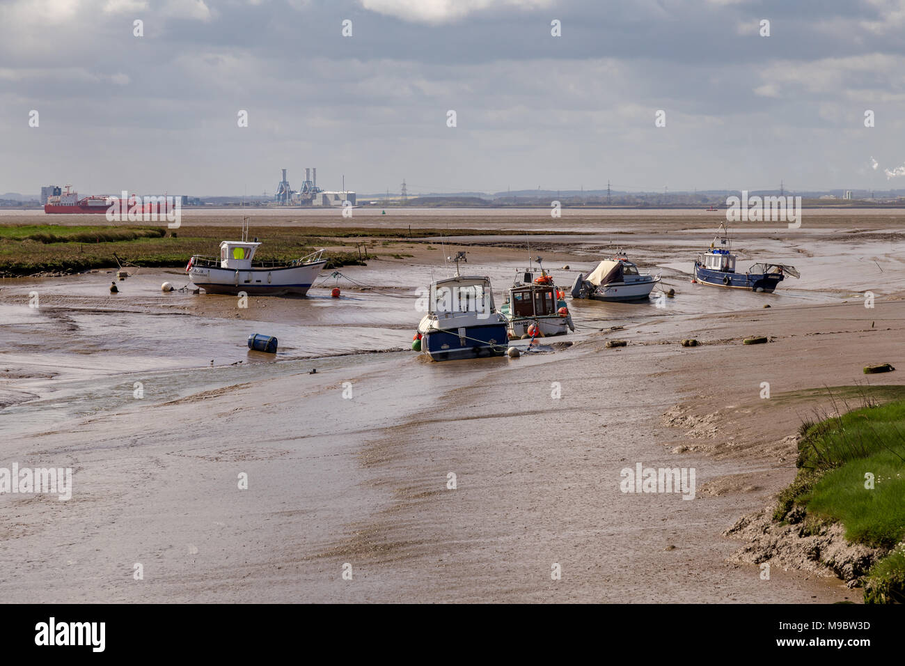 Vicino a Ottringham, East Riding of Yorkshire, Inghilterra, Regno Unito - 03 Maggio 2016: barche sulla riva del fiume Humber, con una vista verso il Immingham Dock Foto Stock