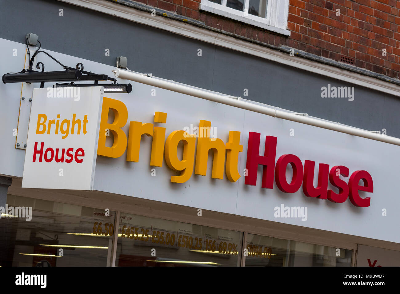 Bright House high street rivenditore il logo del marchio segno di identità al di sopra del centro città shop. elevati tassi di interesse per il consumatore electricals houshold e merci Foto Stock