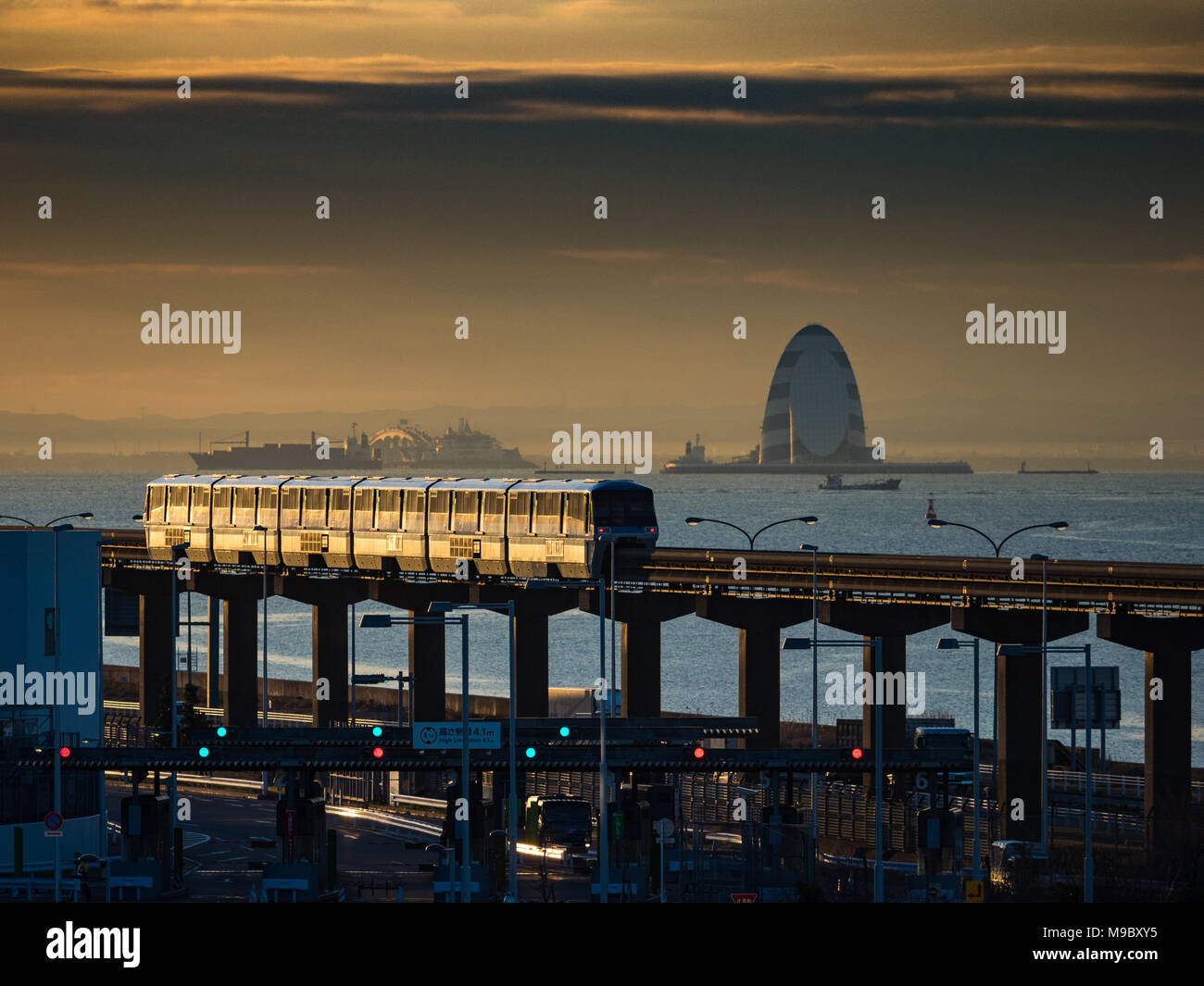 Linea della monorotaia giapponese Tokyo Haneda Airport sulla baia di Tokyo - la monorotaia giapponese che collega l'aeroporto di Haneda al centro di Tokyo, aperta nel 1964 Foto Stock