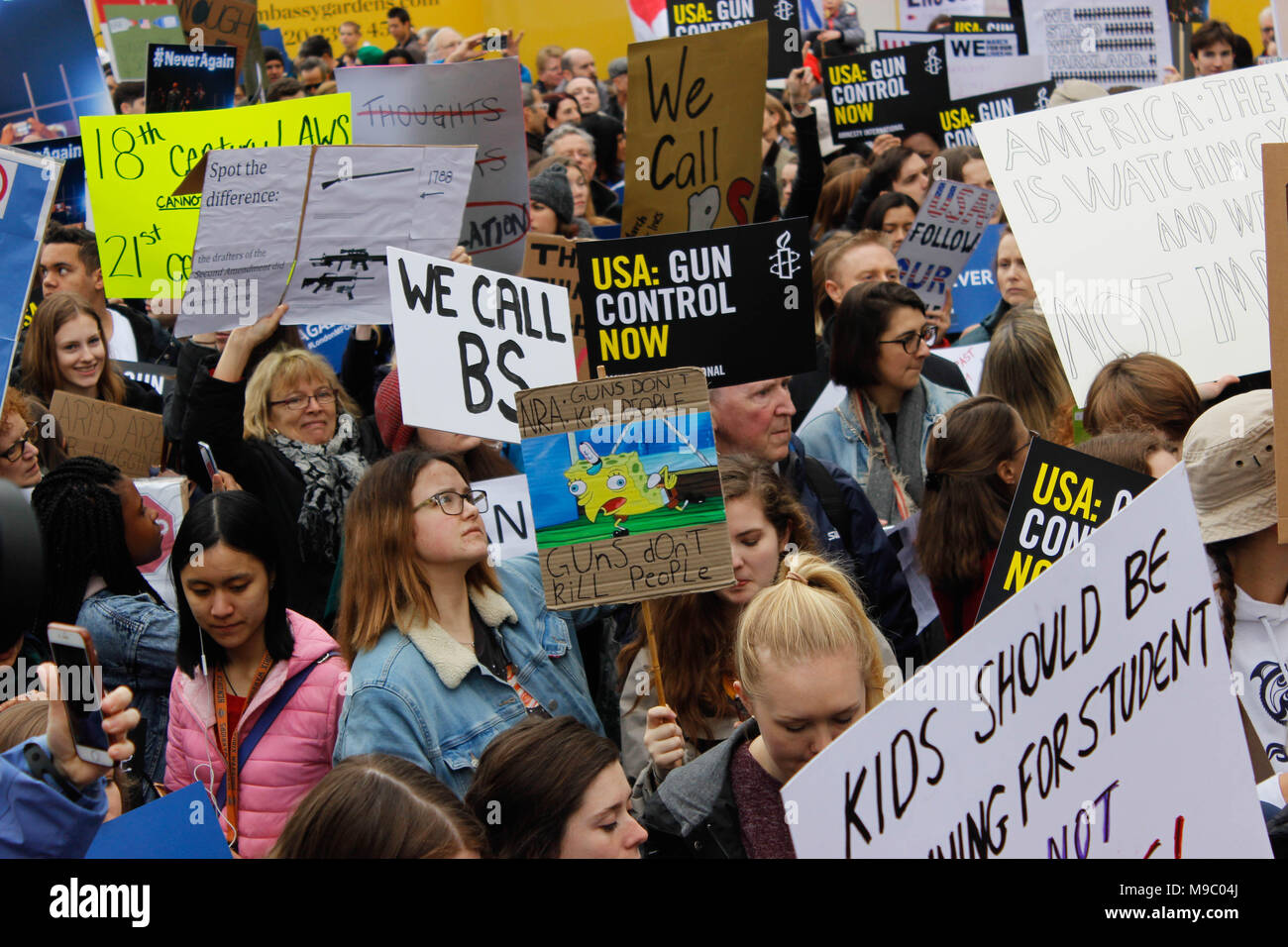 Londra, Regno Unito. Il 24 marzo 2018. Dimostranti presso l Ambasciata degli Stati Uniti a Londra per il mese di marzo per la nostra vita Credito: Alex Cavendish/Alamy Live News Foto Stock