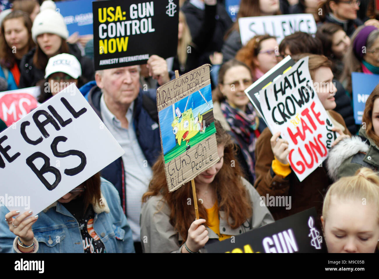 Londra, Regno Unito. Il 24 marzo 2018. Dimostranti presso l Ambasciata degli Stati Uniti a Londra per il mese di marzo per la nostra vita Credito: Alex Cavendish/Alamy Live News Foto Stock