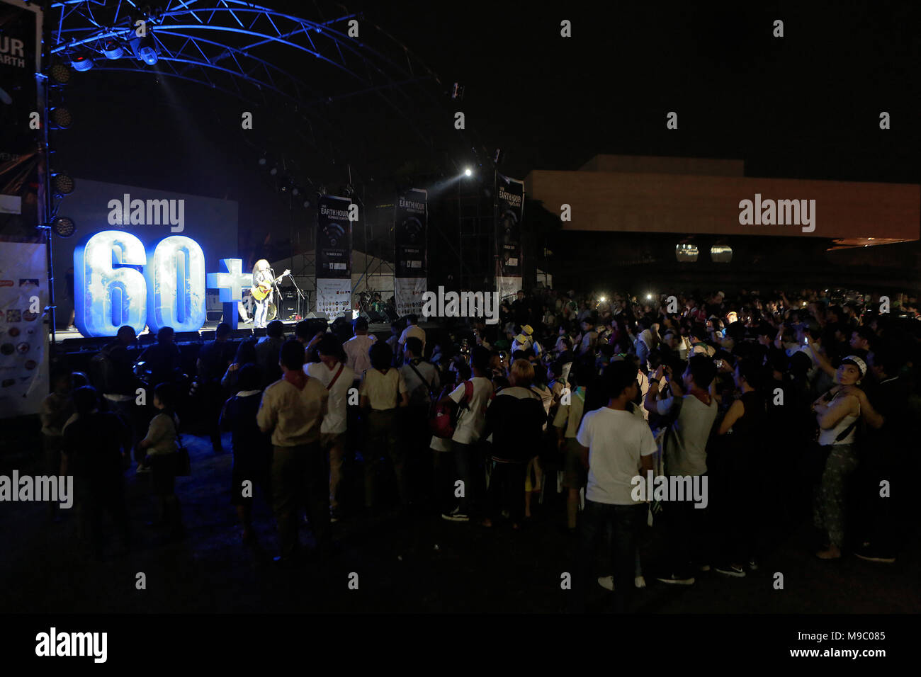 Pasay City, Filippine. 24 Mar, 2018. Artisti eseguono durante l annuale Earth Hour campagna in Pasay City, Filippine, 24 marzo 2018. Credito: Rouelle Umali/Xinhua/Alamy Live News Foto Stock