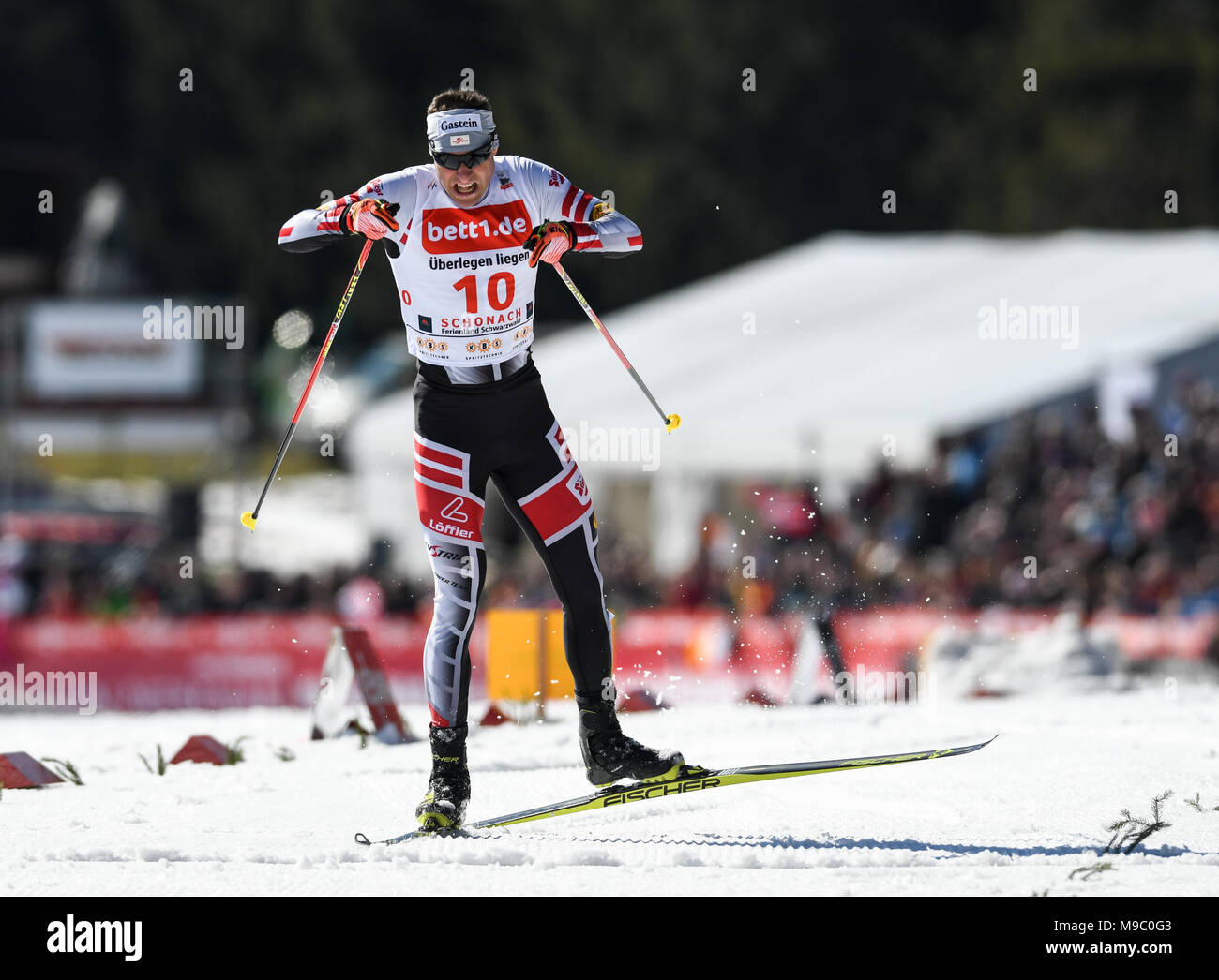 24 marzo 2018, Germania, Schonach, combinata nordica: Bernhard Gruber da Austria festeggia il suo terzo posto durante la competizione di eseguire la combinata nordica di Coppa del mondo. Foto: Patrick Seeger/dpa Foto Stock