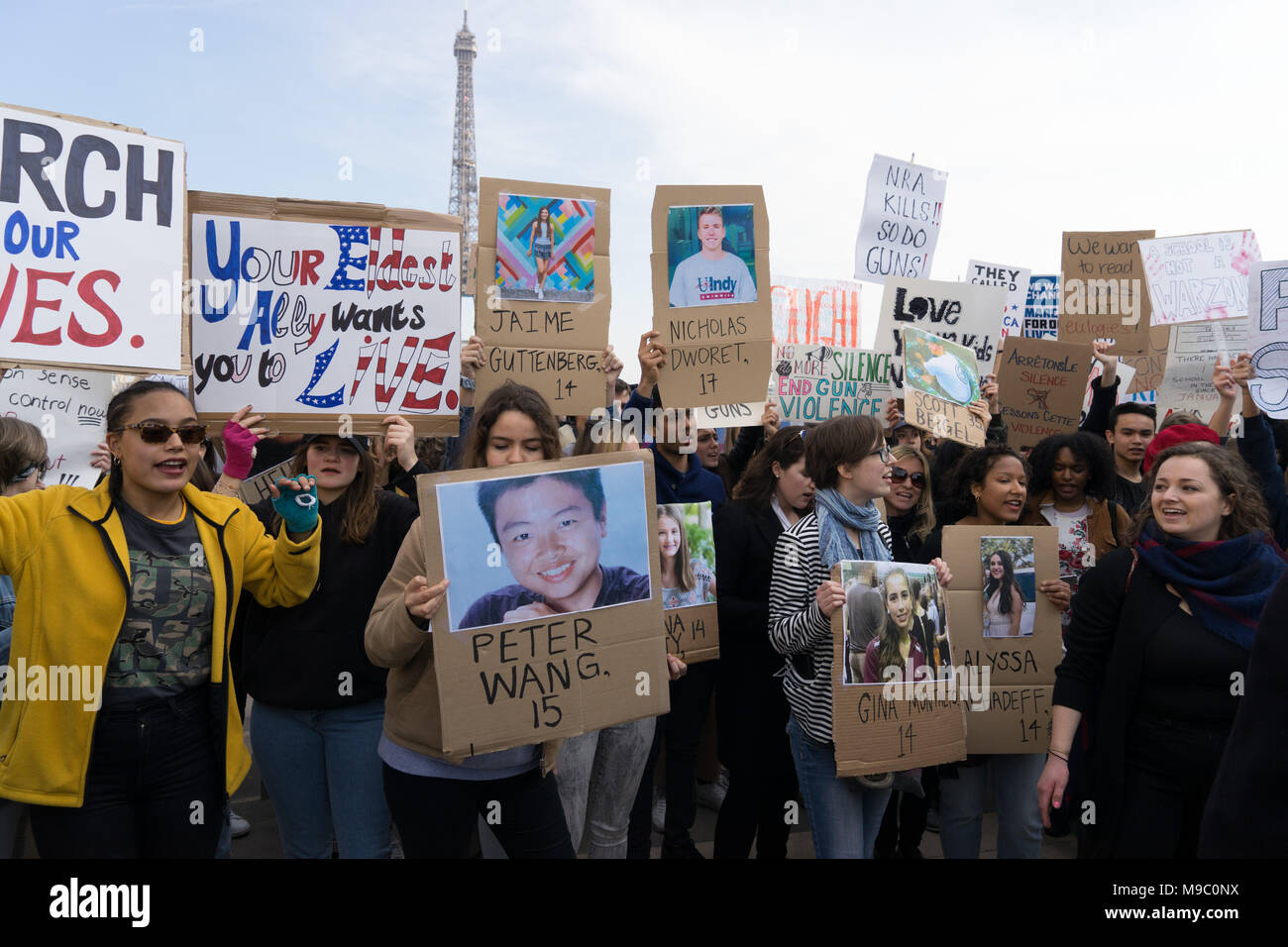 Parigi, Francia. Il 24 marzo 2018. Persone hoilding segni contro la violenza pistola durante il mese di marzo per le nostre vite a protestare di fronte alla Torre Eiffel. © David Bertho / Alamy Live News Foto Stock