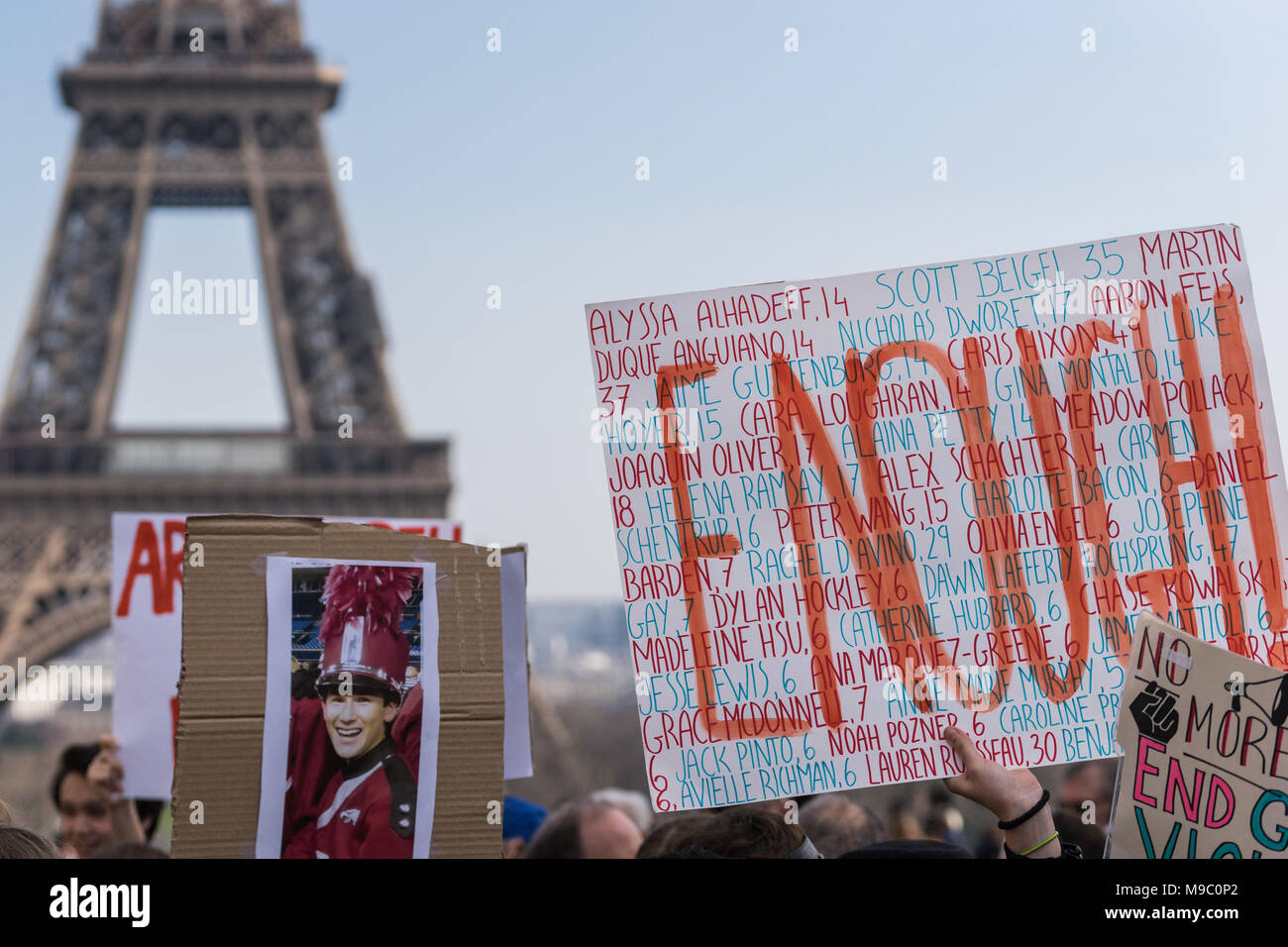 Parigi, Francia. Il 24 marzo 2018. Segni contro la violenza pistola durante il mese di marzo per le nostre vite a protestare di fronte alla Torre Eiffel. © David Bertho / Alamy Live News Foto Stock