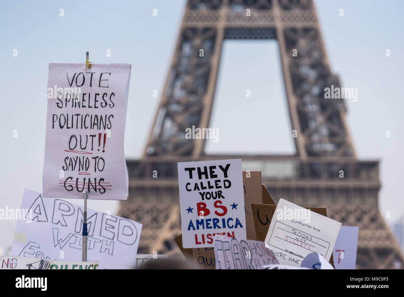 Parigi, Francia. Il 24 marzo 2018. Segni contro la violenza pistola durante il mese di marzo per le nostre vite a protestare di fronte alla Torre Eiffel. © David Bertho / Alamy Live News Foto Stock