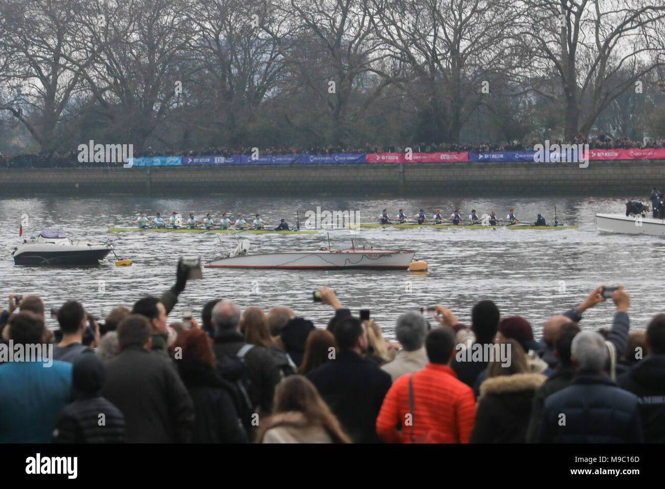 Londra REGNO UNITO. Il 24 marzo 2018. Migliaia di spettatori la linea Putney embankment per guardare l'inizio dell'Università uomini boat race Credit: amer ghazzal/Alamy Live News Foto Stock