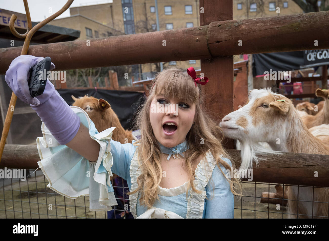 Londra, Regno Unito. Il 24 marzo 2018. Poco Bo-Peep prende selfie foto con alcuni dei contendenti appena prima della gara principale presso la decima edizione della Oxford vs Cambridge gara di capra, Spitalfields City Farm. Credito: Guy Corbishley/Alamy Live News Foto Stock