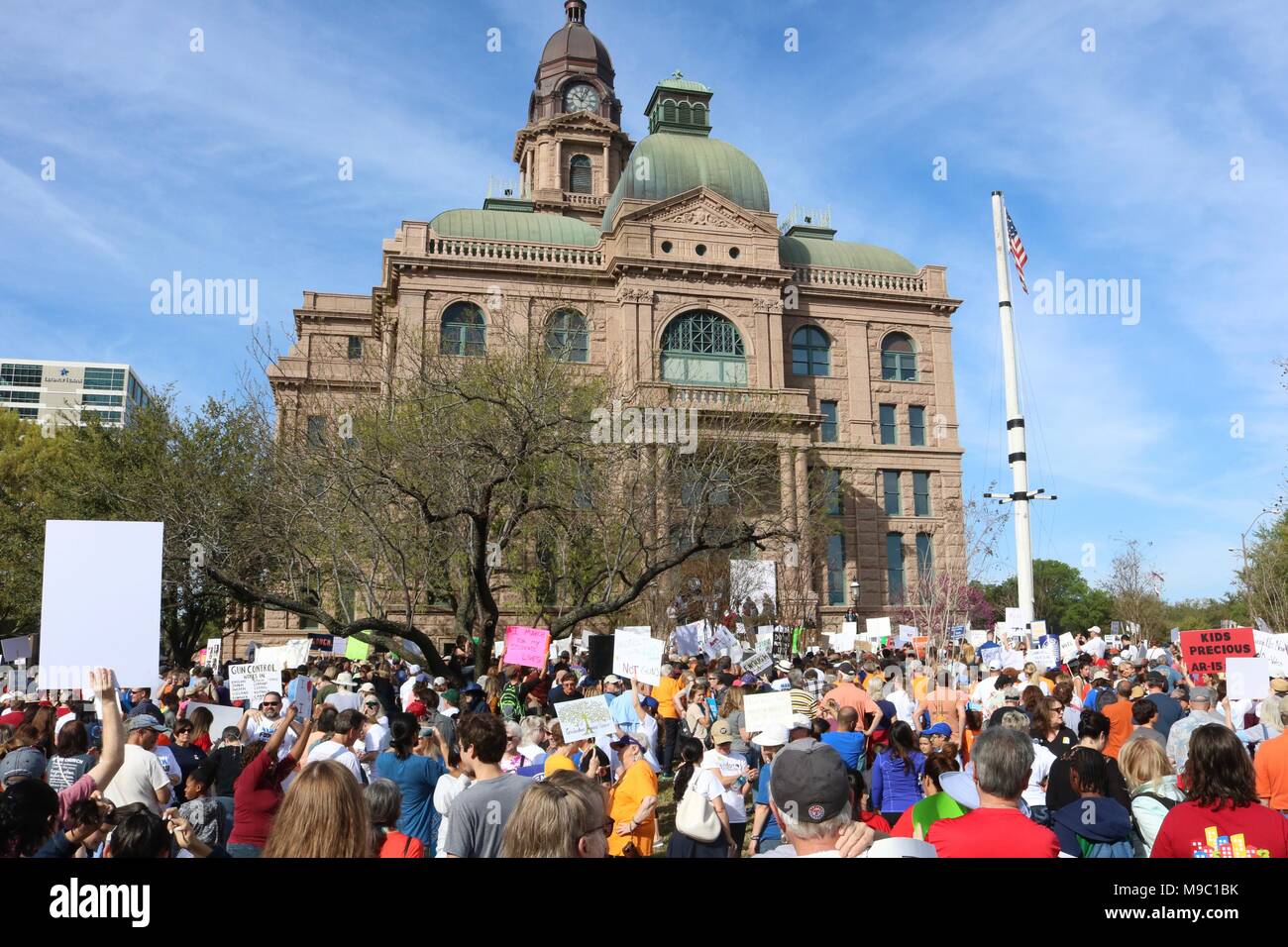 Fort Worth, TX, Stati Uniti d'America. 24 marzo, 2018. Folla si raduna in Tarrant County Courthouse per #marchforourlives il 24 marzo 2018 a Fort Worth, Tx. Credito: Cat Simpson/Alamy Live News. Foto Stock