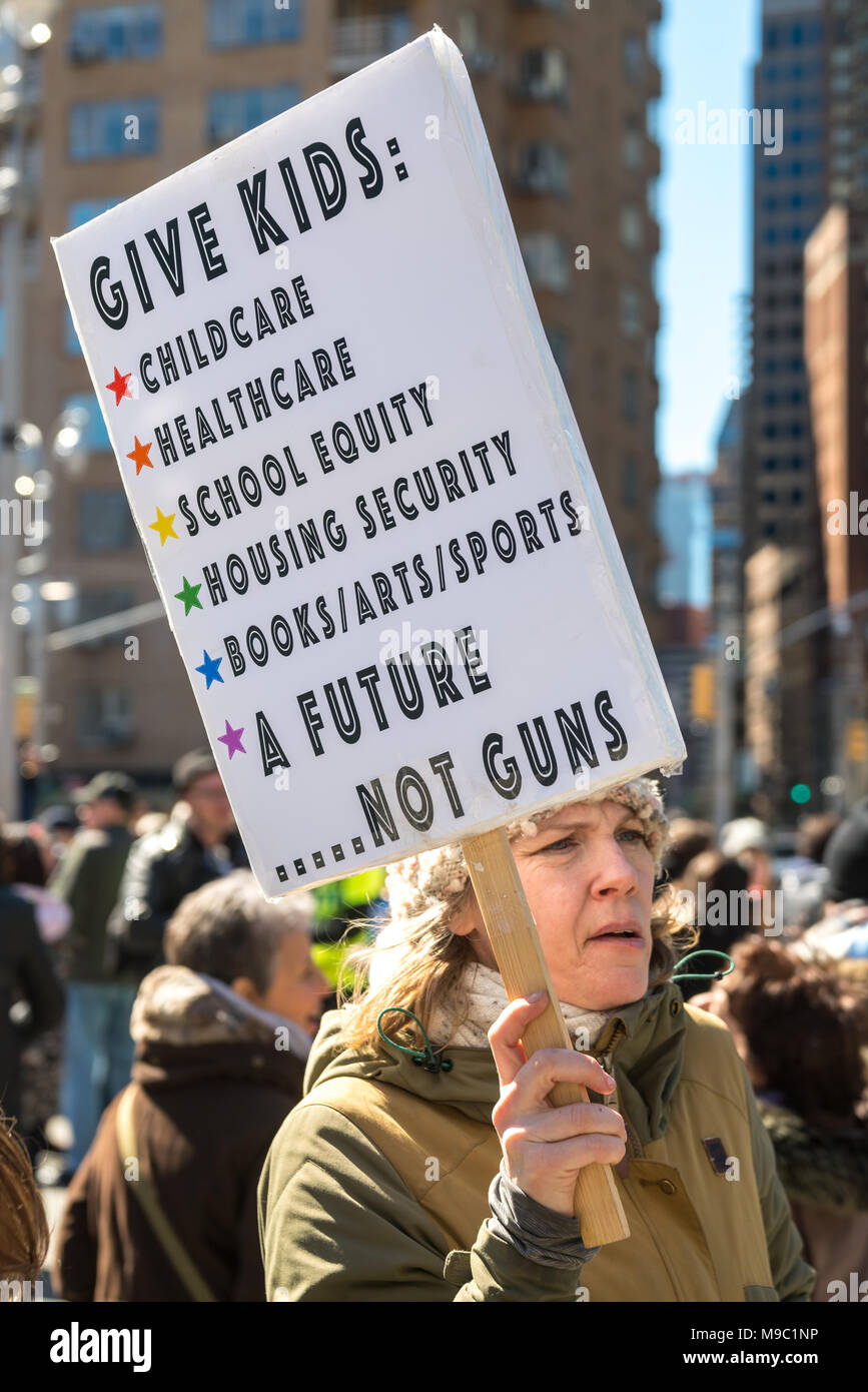 New York, Stati Uniti d'America. Il 24 marzo 2018. Portare i manifestanti anti-guns segni durante un 'Marco per le nostre vite" protesta pistola esigente controllo nella città di New York. Foto di Enrique Shore/Alamy Live News Foto Stock