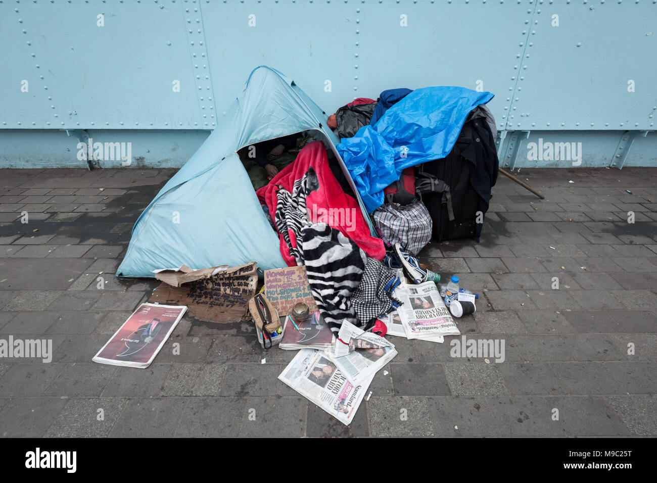 Londra, Regno Unito. Il 24 marzo 2018. Un giovane rumeno continua a dormire in modo irregolare a loro tenda vicino alla stazione di Whitechapel nella zona est di Londra. Credito: Guy Corbishley/Alamy Live News Foto Stock