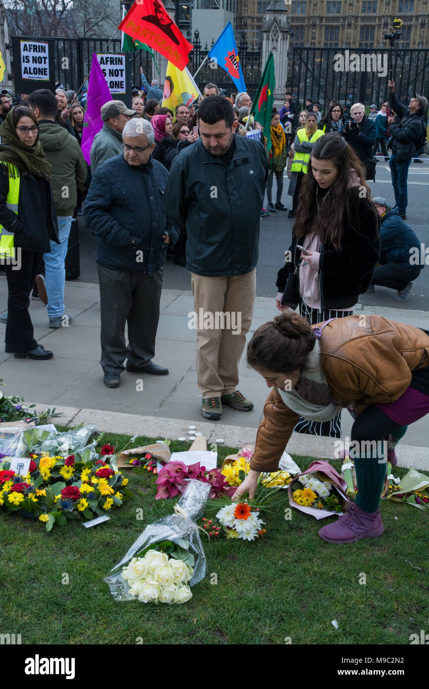 Londra, UK, 24 marzo 2018. Memorial dimostrazione ad Anna Campbell. I curdi e i sostenitori hanno marciato da Marble Arch a Piazza del Parlamento chiedeva un esercito turco di cessate il fuoco per consentire al corpo di donna britannica che Anna Campbell e gli altri che devono essere recuperati da Afrin da famiglie in lutto. Anna insieme con altri combattenti YPJ è stato ucciso da un aereo turco colpire il 15 marzo in Afrin, Siria settentrionale. Insieme con altri volontari internazionali si unì il curdo YPG alla lotta contro la tratta. Anna è stata la prima donna britannica di essere uccisi dalle forze turche. Credito: Steve Bell/Alamy Live News Foto Stock