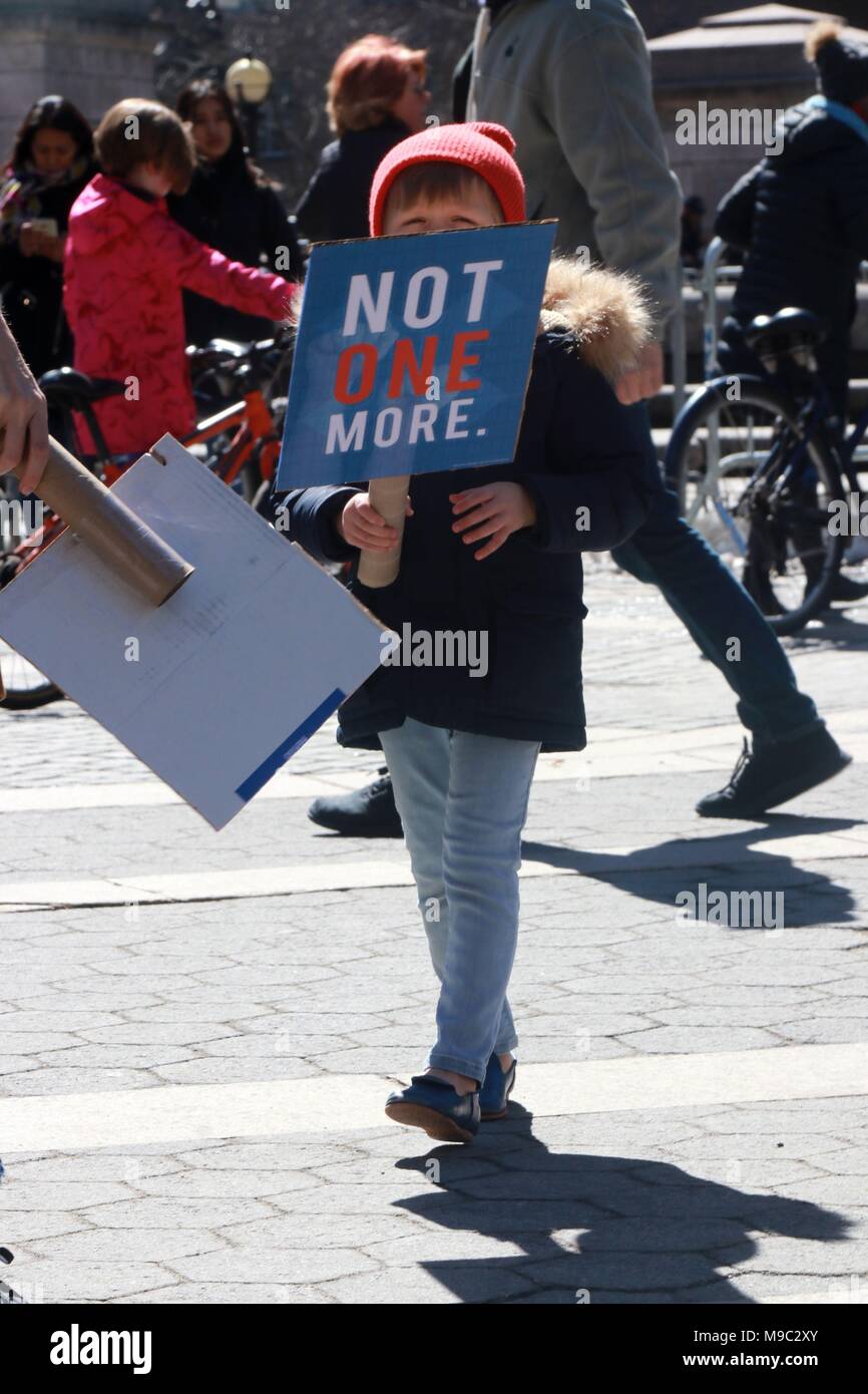 New York, US. 24th. Mar, 2018. Gli studenti delle scuole superiori di rally in New York City e in tutta la nazione contro la scuola della violenza pistola e nella solidarietà con Marjory Stoneman Douglas High School gli studenti in un parco, Florida, la scena di un tiro micidiale rampage che ha lasciato 17 studenti e membri del personale di facoltà morto su 14th. Febbraio, 2018. Una stima di 800 marche via satellite è stata messa in scena in giro per gli Stati Uniti e a livello internazionale. © 2018 G. Ronald Lopez/DigiPixsAgain.us/Alamy vivere nuove Foto Stock