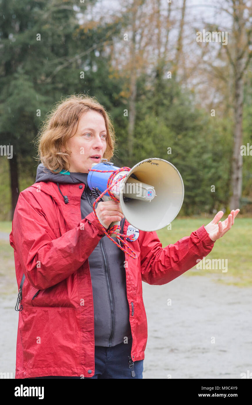 Il cantante canadese Songwriter Sarah Harmer parla alla folla di manifestanti a blocco di Kinder Morgan ingresso Pipeline, Burnaby, British Columbia, Canada. Credito: Michael Wheatley/Alamy Live News Foto Stock