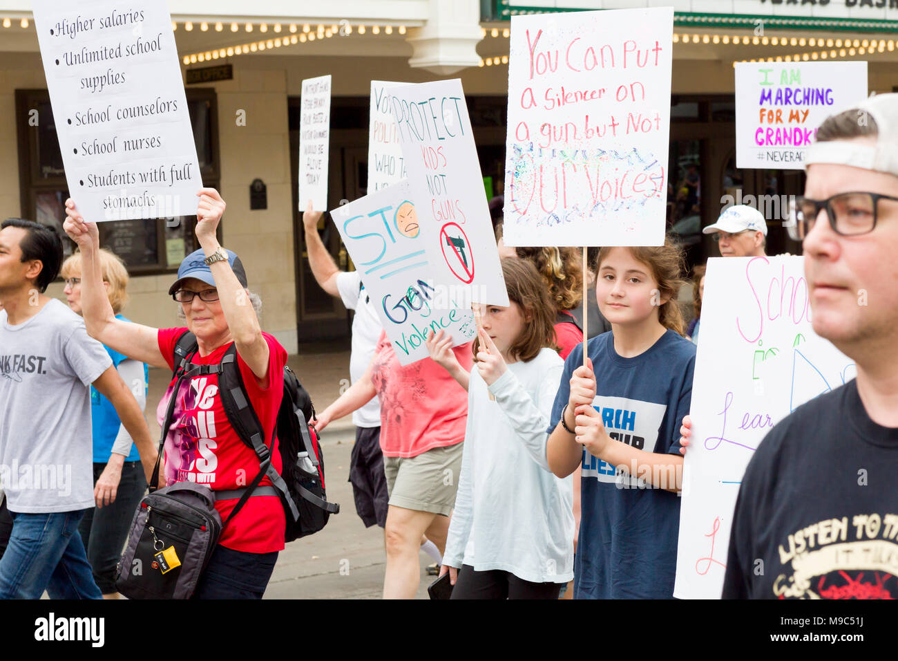 Austin, Texas, 24 marzo 2018. I manifestanti di partecipare in Austin Texas 'Marco per le nostre vite", protesta della violenza pistola e tiri di massa in noi le scuole. Marche si sono svolte in varie città degli Stati Uniti, ispirato più recentemente dal febbraio 2018 uccisioni di studenti di una scuola superiore nel Parkland Florida da un ex studente. Foto Stock