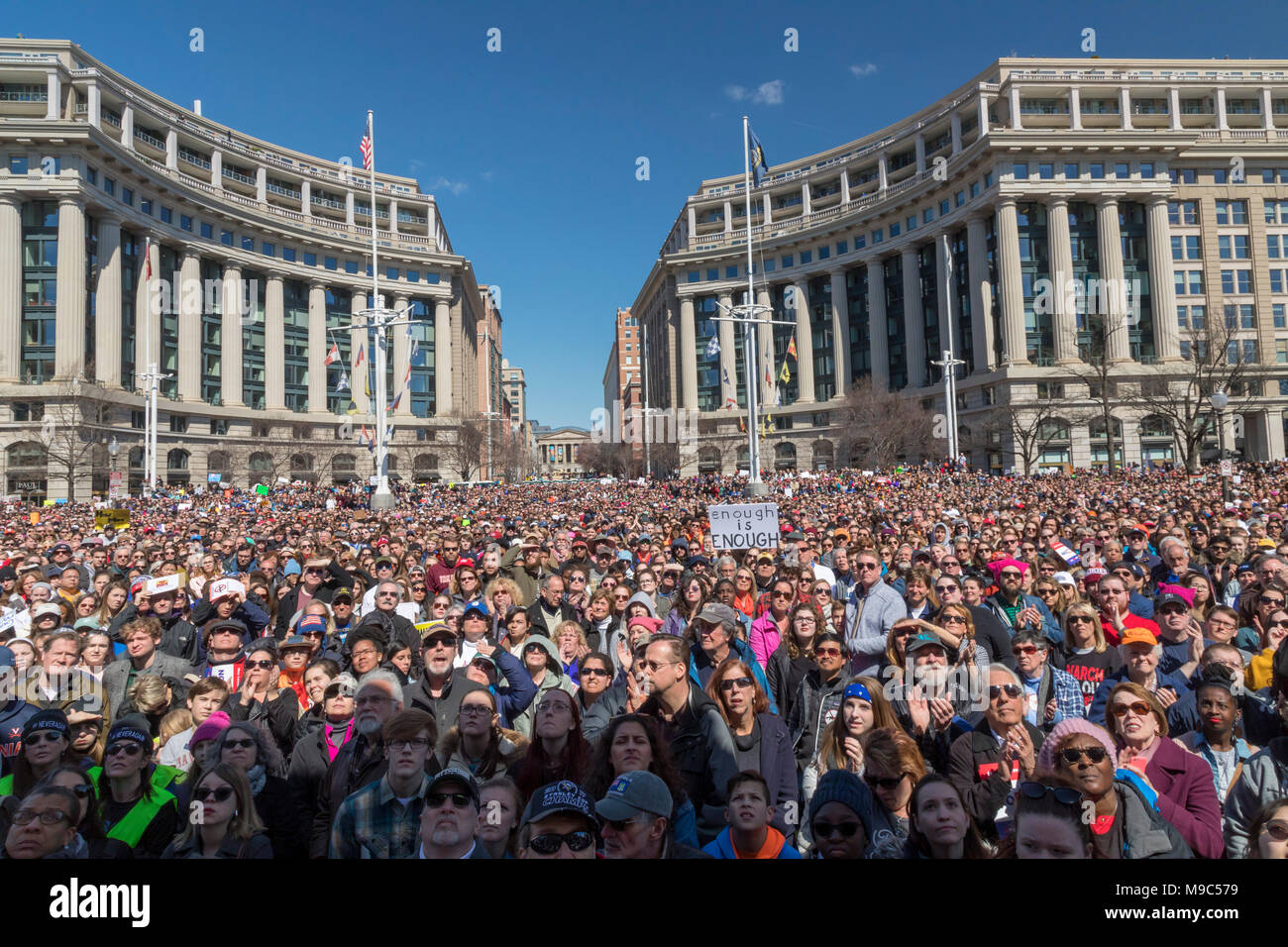 Washington, DC, Stati Uniti d'America - 24 Marzo 2018 - centinaia di migliaia di persone si sono riuniti nei pressi di Stati Uniti Capitol in 'Marco per la nostra vita", che chiede di porre fine alla violenza di pistola e tiri di massa in scuole americane. Il mese di marzo è stata organizzata dagli studenti da Marjory Stoneman Douglas High School nel parco, Florida, dove 17 gli studenti e gli insegnanti sono stati uccisi da un pistolero Febbraio 14, 2018. Credito: Jim West/Alamy Live News Foto Stock