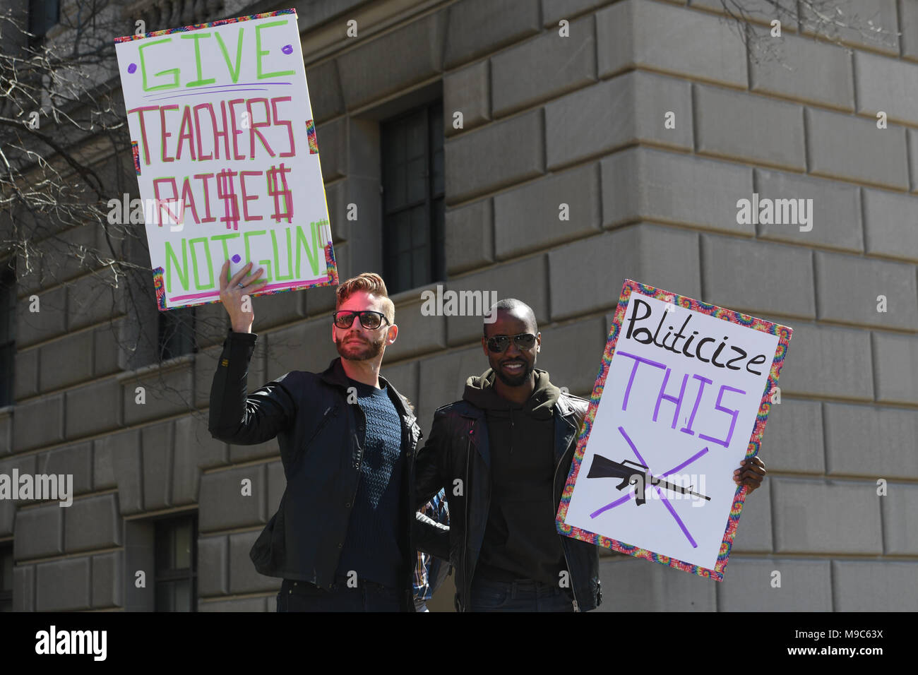 Washington, DC, Stati Uniti d'America. 24 Mar, 2018. Due uomini di stand e wave la loro protesta segni durante il mese di marzo per la vostra vita protestare e per il controllo dell'arma negli Stati Uniti, tenutosi in Pennsylvania Avenue a Washington, DC. Credito: csm/Alamy Live News Foto Stock