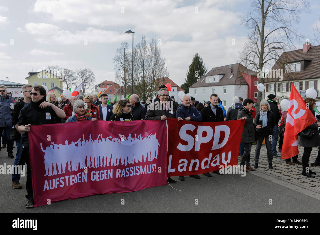 Kandel, Germania. Il 24 marzo 2018. I manifestanti portano una " stand-up contro il razzismo di marrone' banner in apertura del rally. Circa 2.000 anti-fascisti di diversi partiti politici e le organizzazioni hanno marciato attraverso la città di Kandel, per mostrare la loro opposizione a marzo da destra AfD partito che stava prendendo parte allo stesso tempo e in cui è usato il ricordo dell'assassinio di una ragazza alla fine dello scorso anno da un richiedente asilo, come pretesto per una destra razzista e di protesta. La protesta fu frequentato dalla Renania Palatinato il ministro-presidente Malu Dreyer e politici di tutti i democratici partie Foto Stock