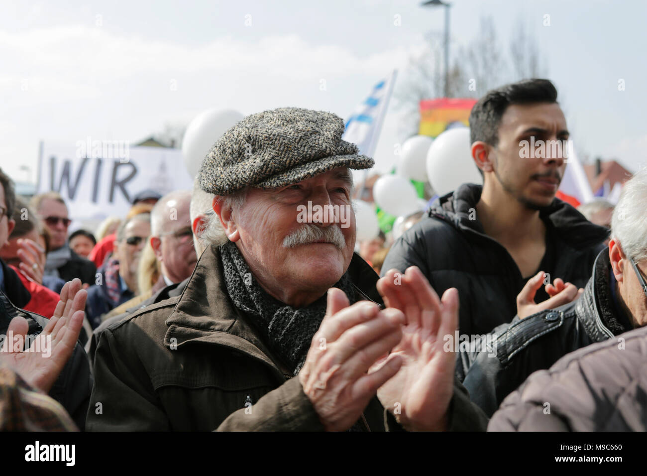 Kandel, Germania. Il 24 marzo 2018. Un manifestante applaudire al rally di apertura. Circa 2.000 anti-fascisti di diversi partiti politici e le organizzazioni hanno marciato attraverso la città di Kandel, per mostrare la loro opposizione a marzo da destra AfD partito che stava prendendo parte allo stesso tempo e in cui è usato il ricordo dell'assassinio di una ragazza alla fine dello scorso anno da un richiedente asilo, come pretesto per una destra razzista e di protesta. La protesta fu frequentato dalla Renania Palatinato il ministro-presidente Malu Dreyer e politici di tutti i partiti democratici. Credito: Michael Debets/Alamy Live News Foto Stock