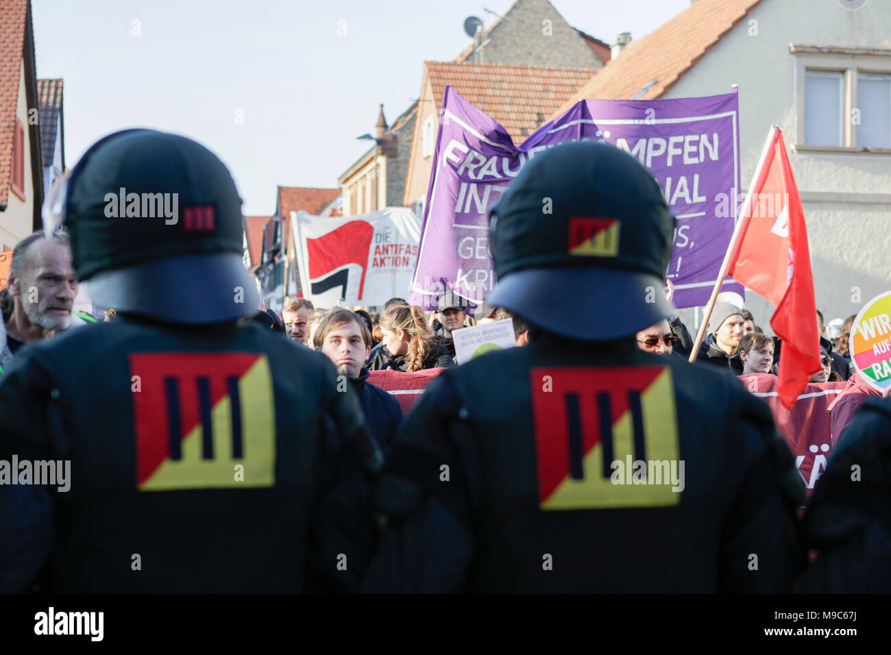 Kandel, Germania. Il 24 marzo 2018. Gli ufficiali di polizia hanno kettled alcuni dei manifestanti Antifa e li portano indietro alla stazione ferroviaria. Circa 2.000 anti-fascisti di diversi partiti politici e le organizzazioni hanno marciato attraverso la città di Kandel, per mostrare la loro opposizione a marzo da destra AfD partito che stava prendendo parte allo stesso tempo e in cui è usato il ricordo dell'assassinio di una ragazza alla fine dello scorso anno da un richiedente asilo, come pretesto per una destra razzista e di protesta. La protesta fu frequentato dalla Renania Palatinato il ministro-presidente Malu Dreyer e politici di Foto Stock