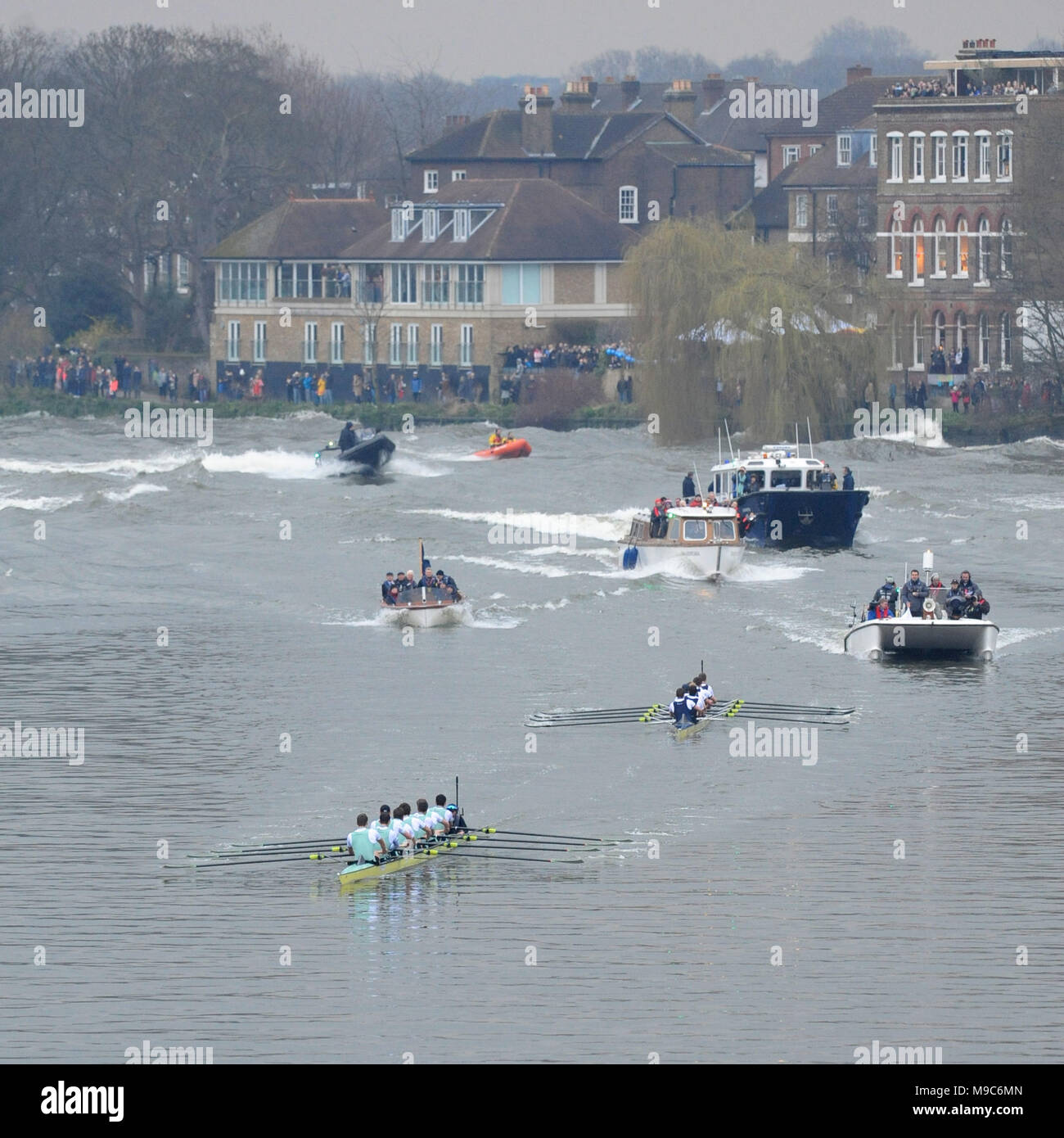 Londra, UK, 24 Mar 2018. Cambridge apre la strada verso il traguardo nel corso del Cancer Research UK uomini Boat Race. Cambridge ha vinto alla fine. Credito: Michael Preston/Alamy Live News Foto Stock