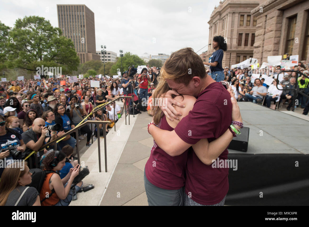 Marjory Stoneman Douglas HS senior Haimowitz Jack con sua madre dopo aver affrontato la quasi 10.000 dimostranti convergono allo State Capitol Sabato a marzo per la nostra vita per protestare della violenza pistola nella scia della scuola tiri di massa tra cui un parco, FL, nel febbraio 2018. Foto Stock