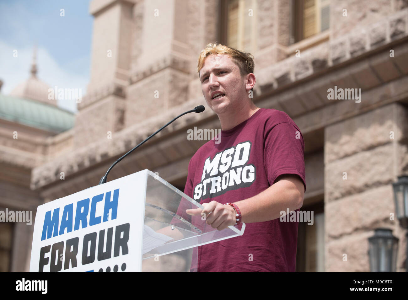 Marjory Stoneman Douglas High School senior Haimowitz Jack, un superstite del febbraio le riprese di massa presso la scuola, parla a quasi 10.000 dimostranti che converged presso lo State Capitol Sabato a marzo per la nostra vita per protestare della violenza pistola nella scia degli ultimi tiri. Foto Stock