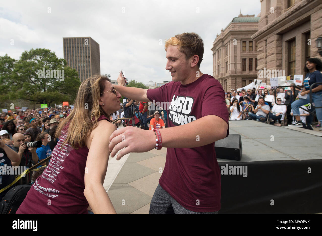 Marjory Stoneman Douglas HS senior Haimowitz Jack con sua madre dopo aver affrontato la quasi 10.000 dimostranti convergono allo State Capitol Sabato a marzo per la nostra vita per protestare della violenza pistola nella scia della scuola tiri di massa tra cui un parco, FL, nel febbraio 2018. Foto Stock