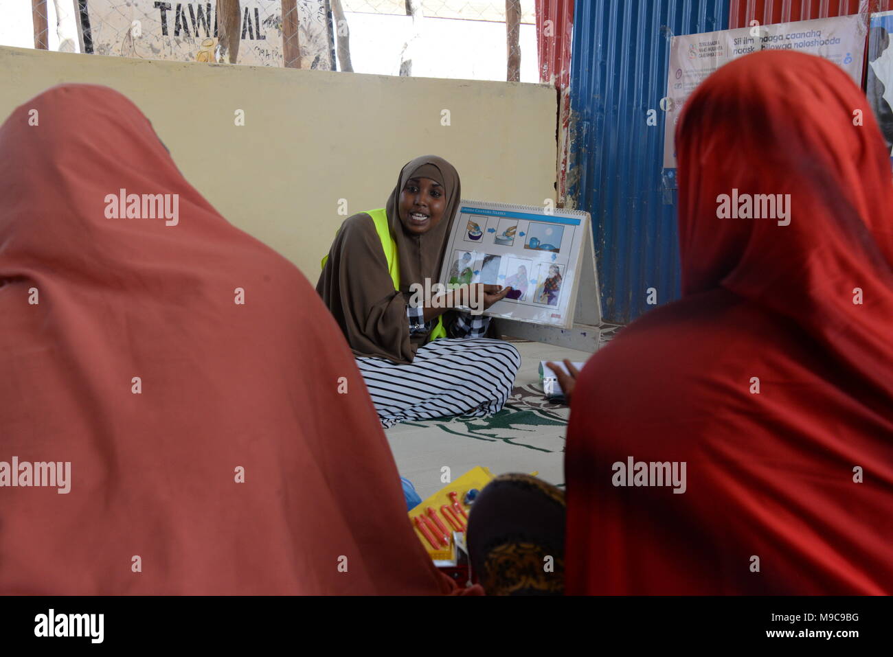 8 marzo 2018, Somalia, Doolow: un programma alimentare mondiale dell ONU lavoratore insegna ai giovani madri nel campo di rifugiati di Kabasa Come allattare al seno può proteggerli da diminuisce e prevenire la malnutrizione. Foto: Gioia Forster/dpa Foto Stock